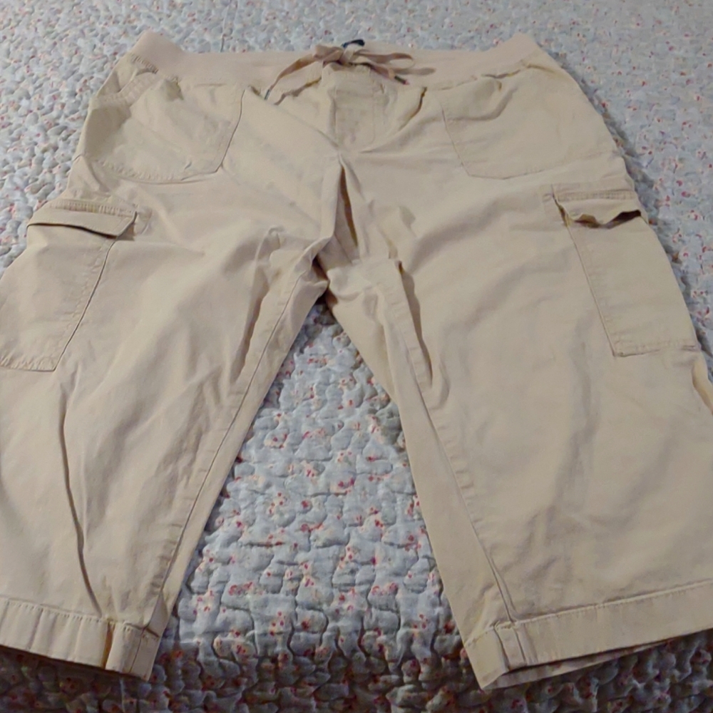 Chaps pull-on cargo capris, beige,EUC